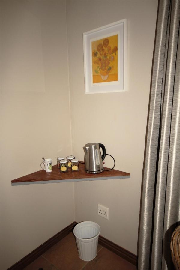 Karee & Wild Olive Guest Lodge Hekpoort Esterno foto