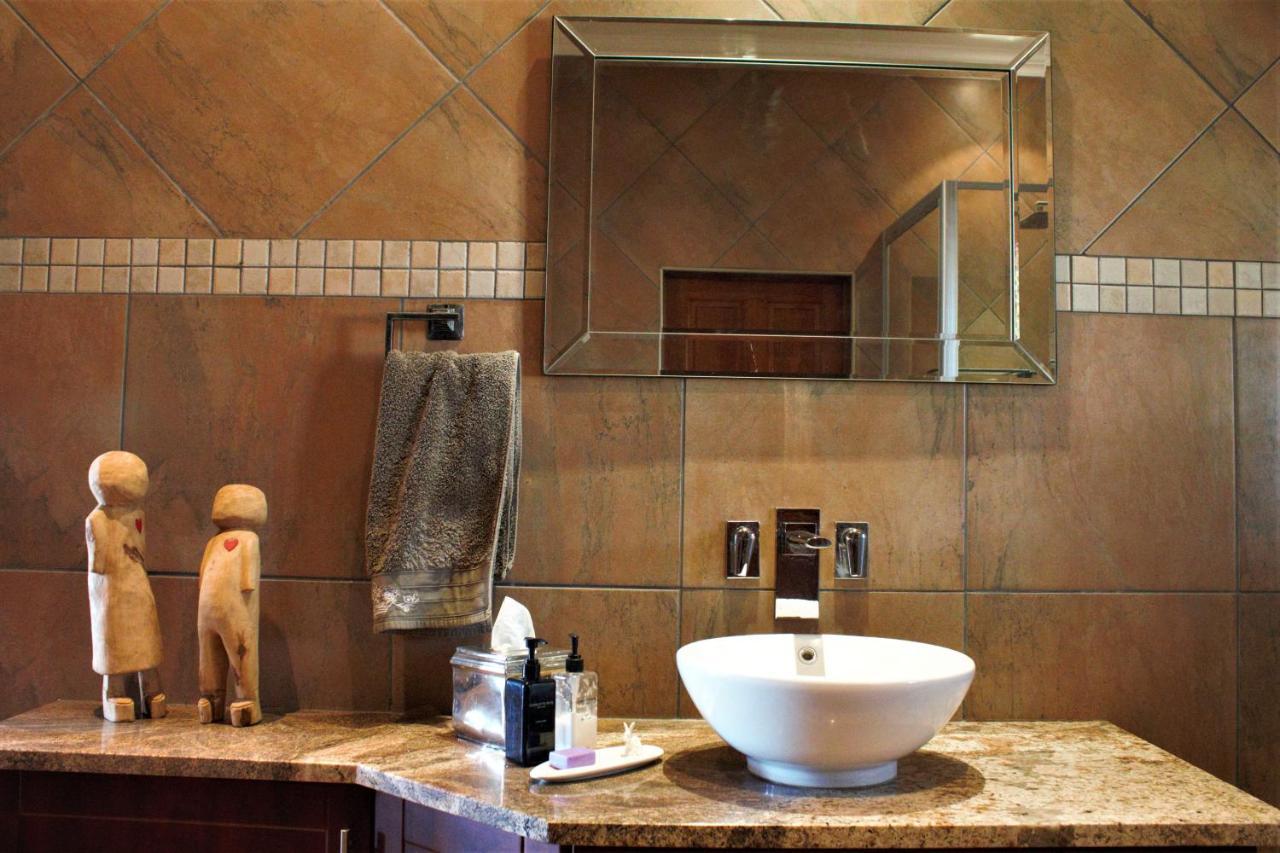 Karee & Wild Olive Guest Lodge Hekpoort Esterno foto