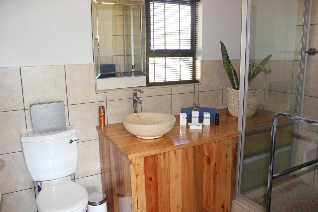 Karee & Wild Olive Guest Lodge Hekpoort Esterno foto